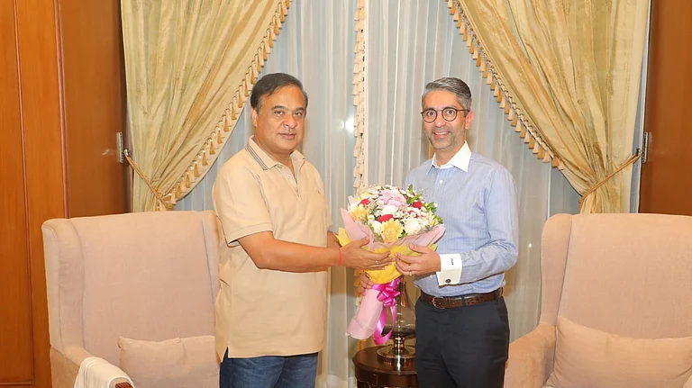 Abhinav Bindra (R) with Assam Chief Minister Himanta Biswa Sarma. - Photo: X/ @CMOfficeAssam